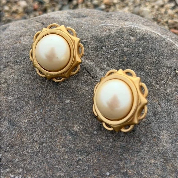 Vintage YSL Yves Saint Laurent Gold Pearl Earrings - Picture 12 of 17